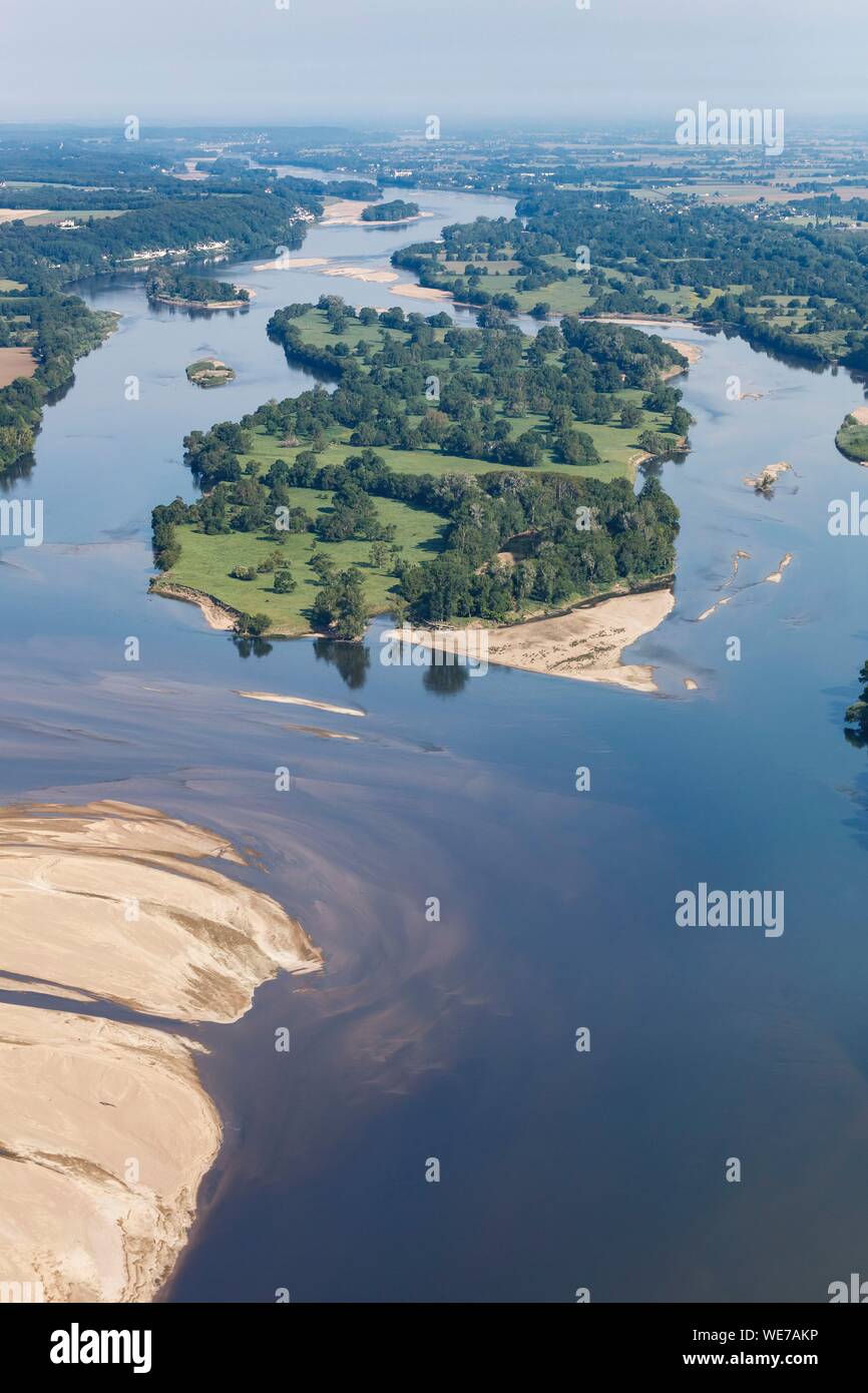 Francia, Maine et Loire, la Valle della Loira sono classificati come patrimonio mondiale dall' UNESCO, Saumur, il fiume Loira (vista aerea) Foto Stock