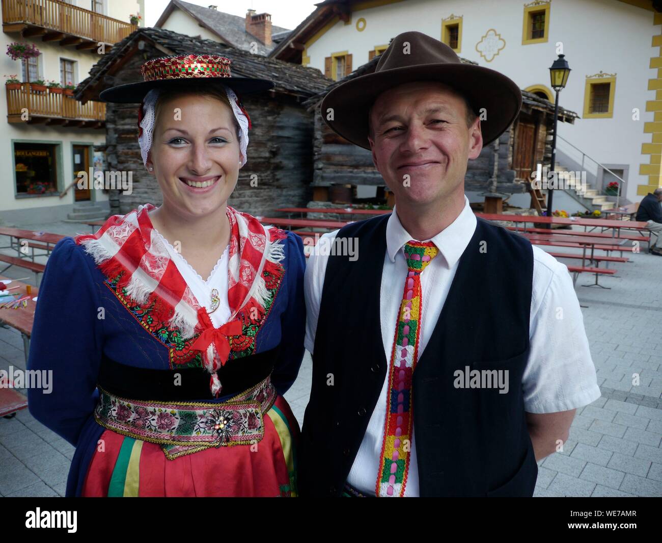 La Svizzera e il Cantone del Vallese, Val d'Herens, villaggio di Evolene, festa folcloristica per la partenza del nero herens vacche reines alla montagna pascoli (estive) nel mese di luglio Foto Stock