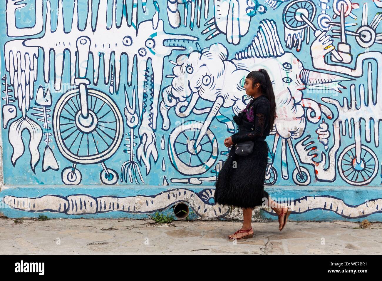 Messico, Chiapas, San Cristobal de las Casas, Tzotzil donna prima che una parete dipinta Foto Stock