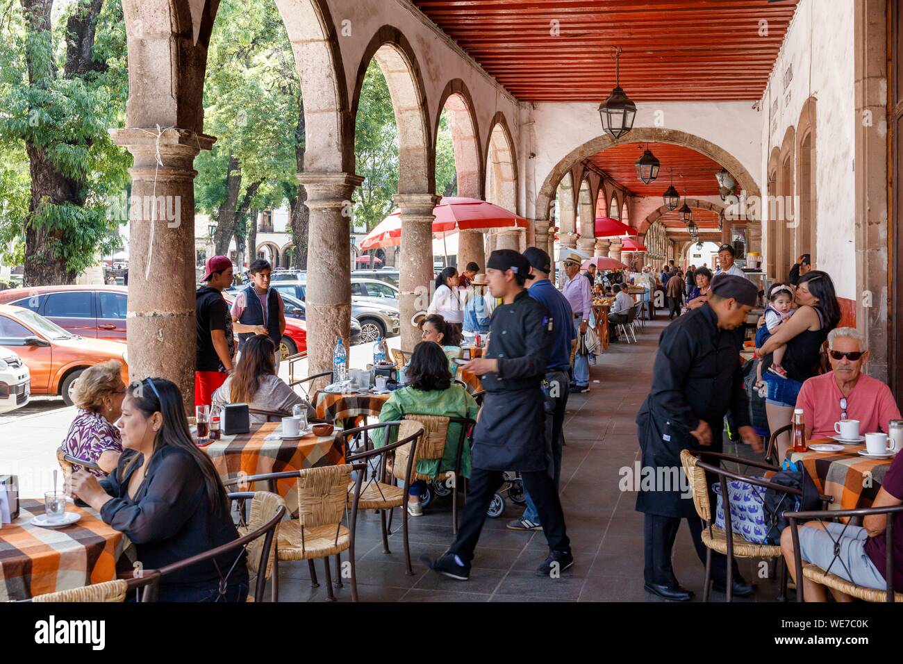 Messico, Michoacan stato, Patzcuaro, Plaza Grande, ristorante sotto i portici Foto Stock