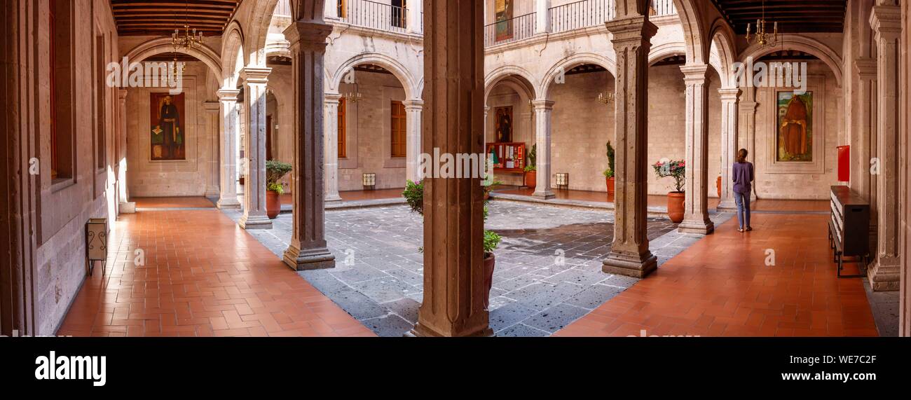 Messico, Michoacan stato, Morelia, centro storico di Morelia elencati come patrimonio mondiale dall' UNESCO, patio in università centro culturale Foto Stock