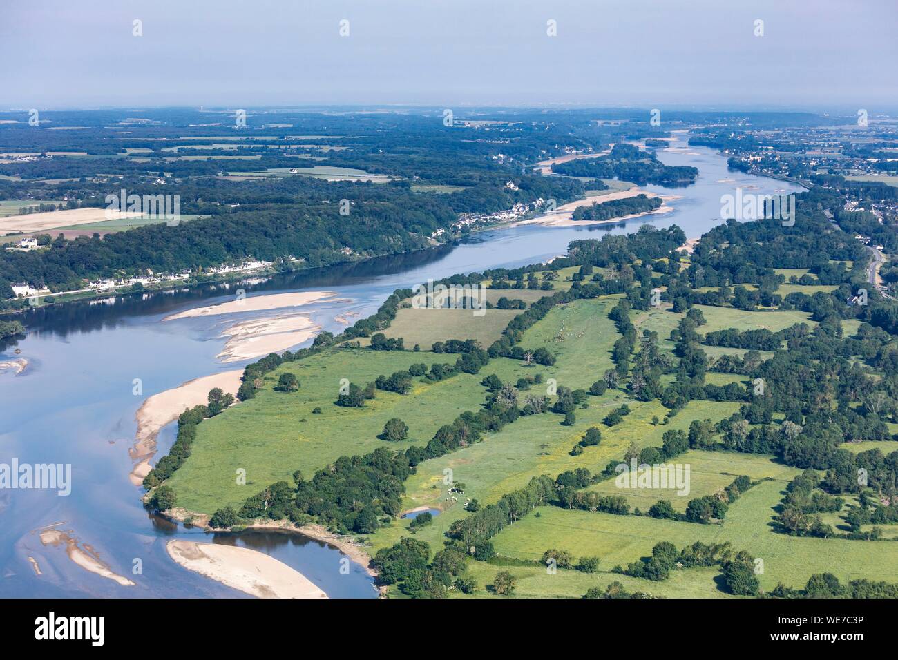 Francia, Maine et Loire, la Valle della Loira sono classificati come patrimonio mondiale dall' UNESCO, Gennes Val de Loire, a Chenehutte (vista aerea) Foto Stock