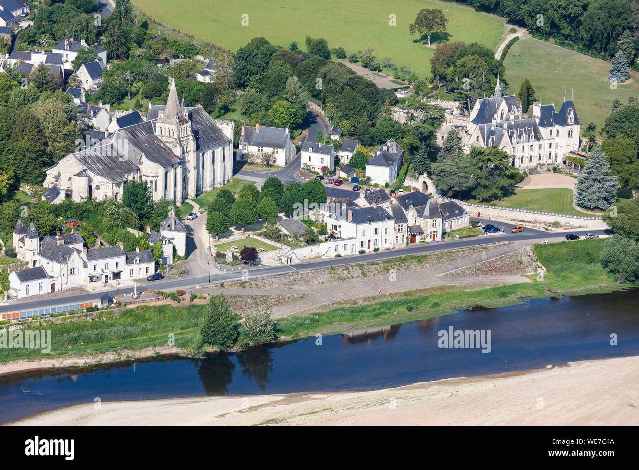Francia, Maine et Loire, fiume Loira elencati come patrimonio mondiale dall' UNESCO, Gennes Val de Loire, Cunault (vista aerea) Foto Stock