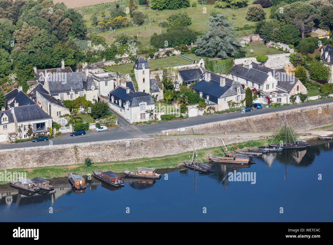 Francia, Maine et Loire, la Valle della Loira sono classificati come patrimonio mondiale dall' UNESCO, Gennes Val de Loire, Le Thoureil, il villaggio e la scows sul fiume Loira (vista aerea) Foto Stock
