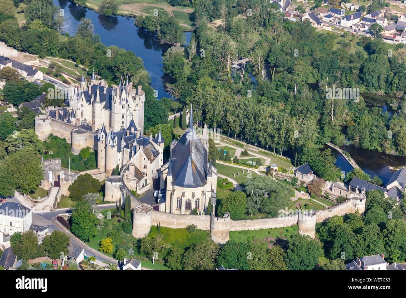 Francia, Maine et Loire, Montreuil Bellay, il castello e la chiesa vicino al fiume Thouet (vista aerea) Foto Stock