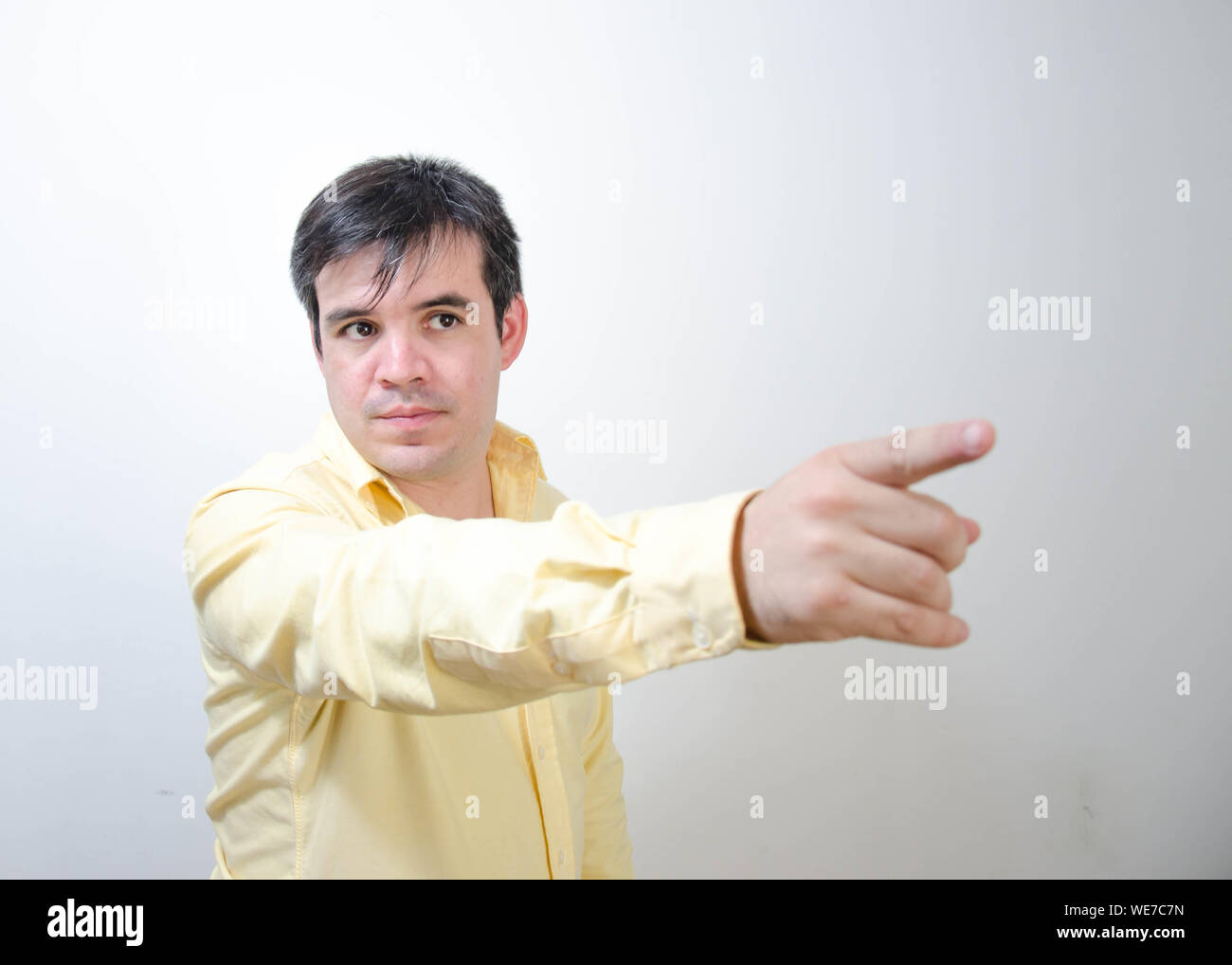 Metà uomo adulto contro uno sfondo grigio Foto Stock