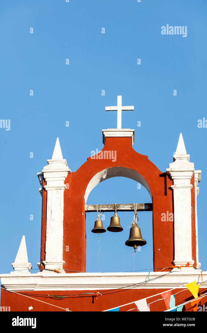 Messico, Yucatan Stato, Celestun, le campane della chiesa Foto Stock