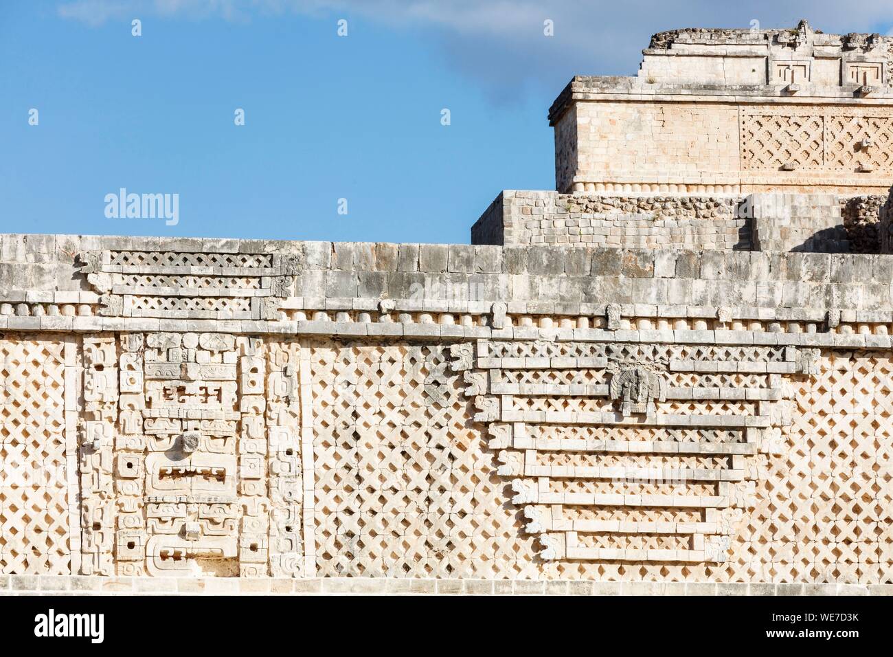 Messico, Yucatan Stato, Uxmal, elencato come patrimonio mondiale dall UNESCO, il Convento del quadrangolo, motivi simbolici Foto Stock