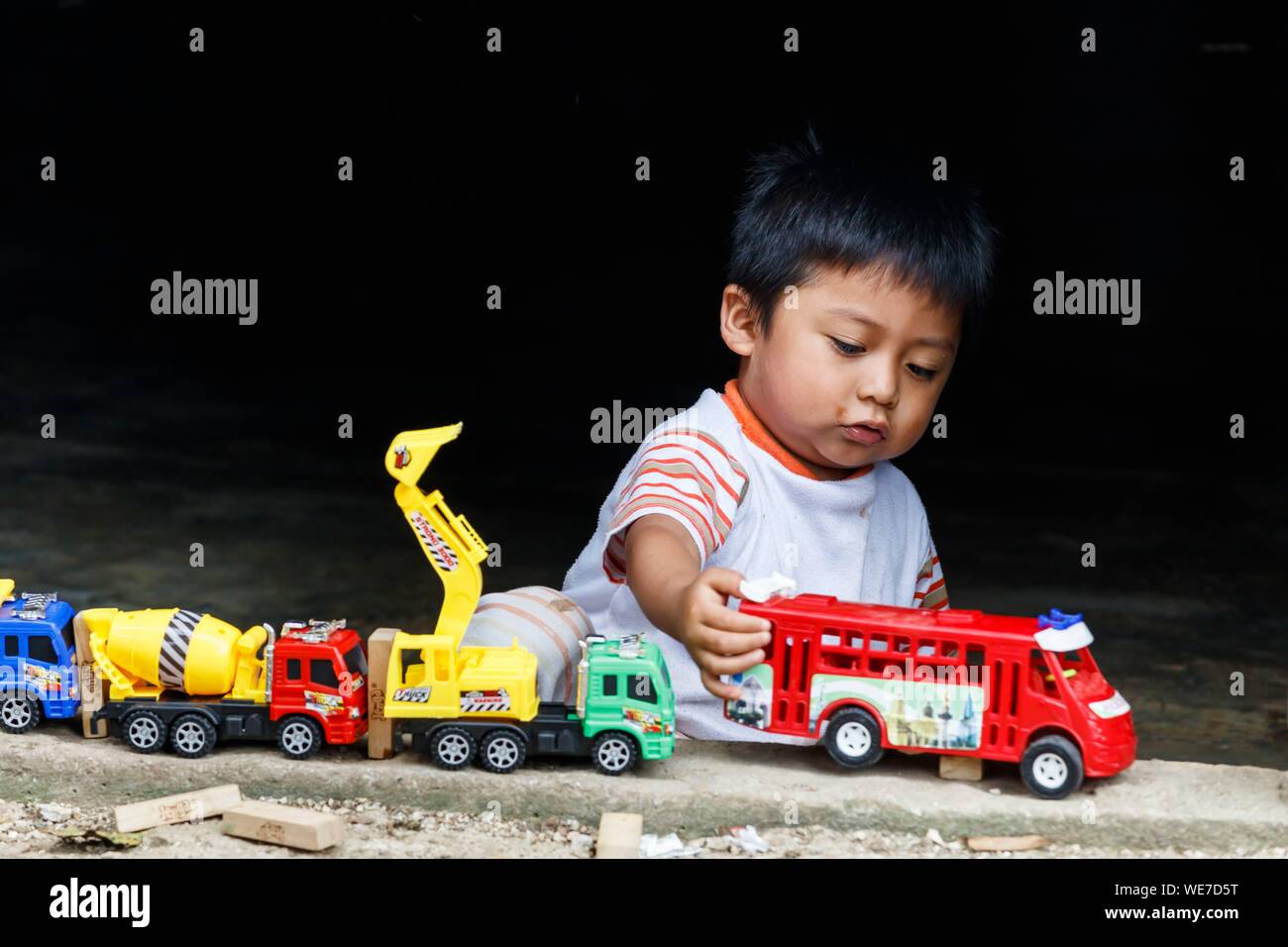 Messico, Chiapas, Lacanja Chansayab, un ragazzo Lacandon giocando Foto Stock