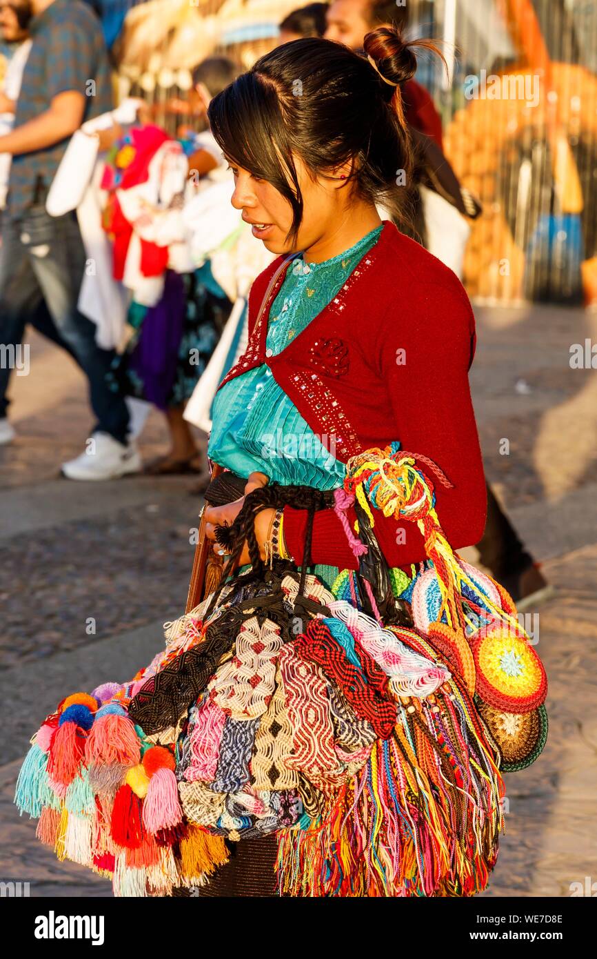 Messico, Chiapas, San Cristobal de las Casas, Tzotzil donna Vendita di artigianato Foto Stock