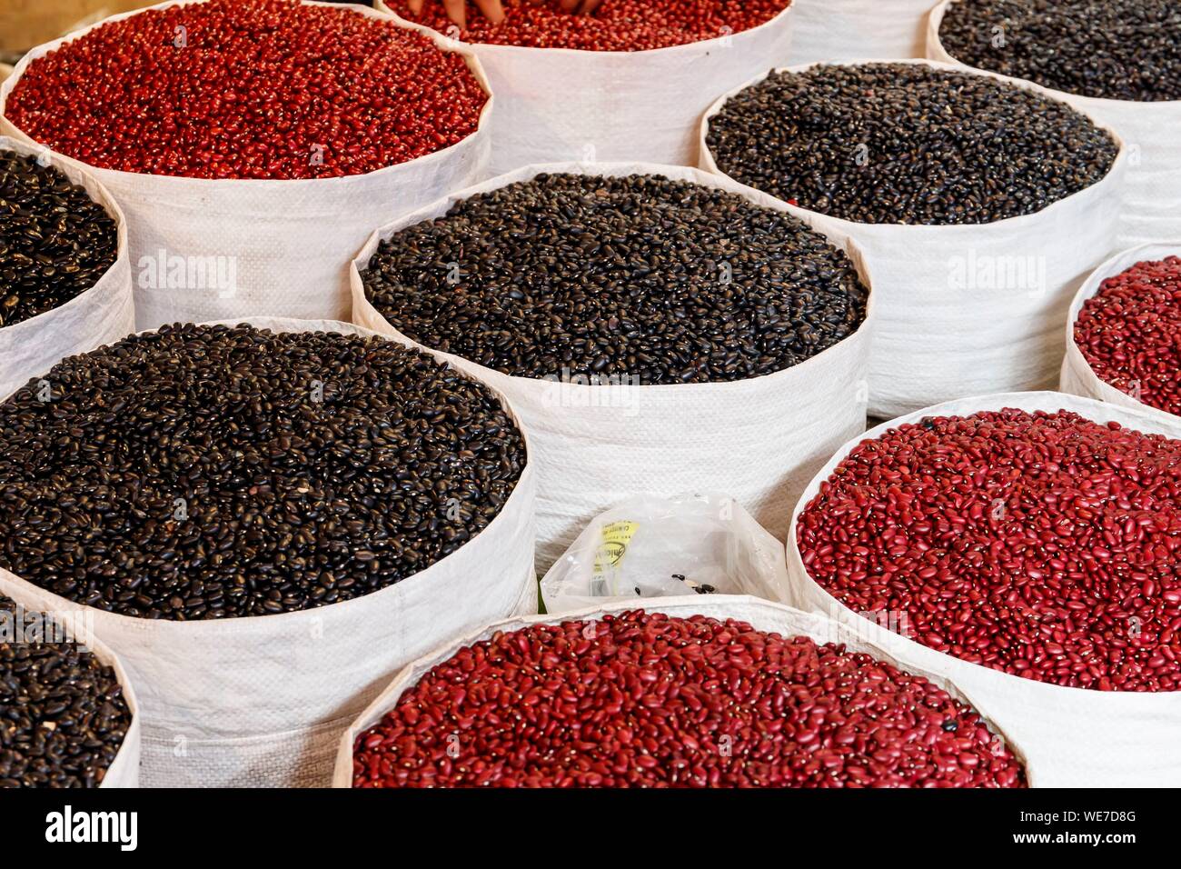 Messico, Chiapas, San Cristobal de las Casas, rosso e nero sacchi di fagioli (frijoles) Foto Stock