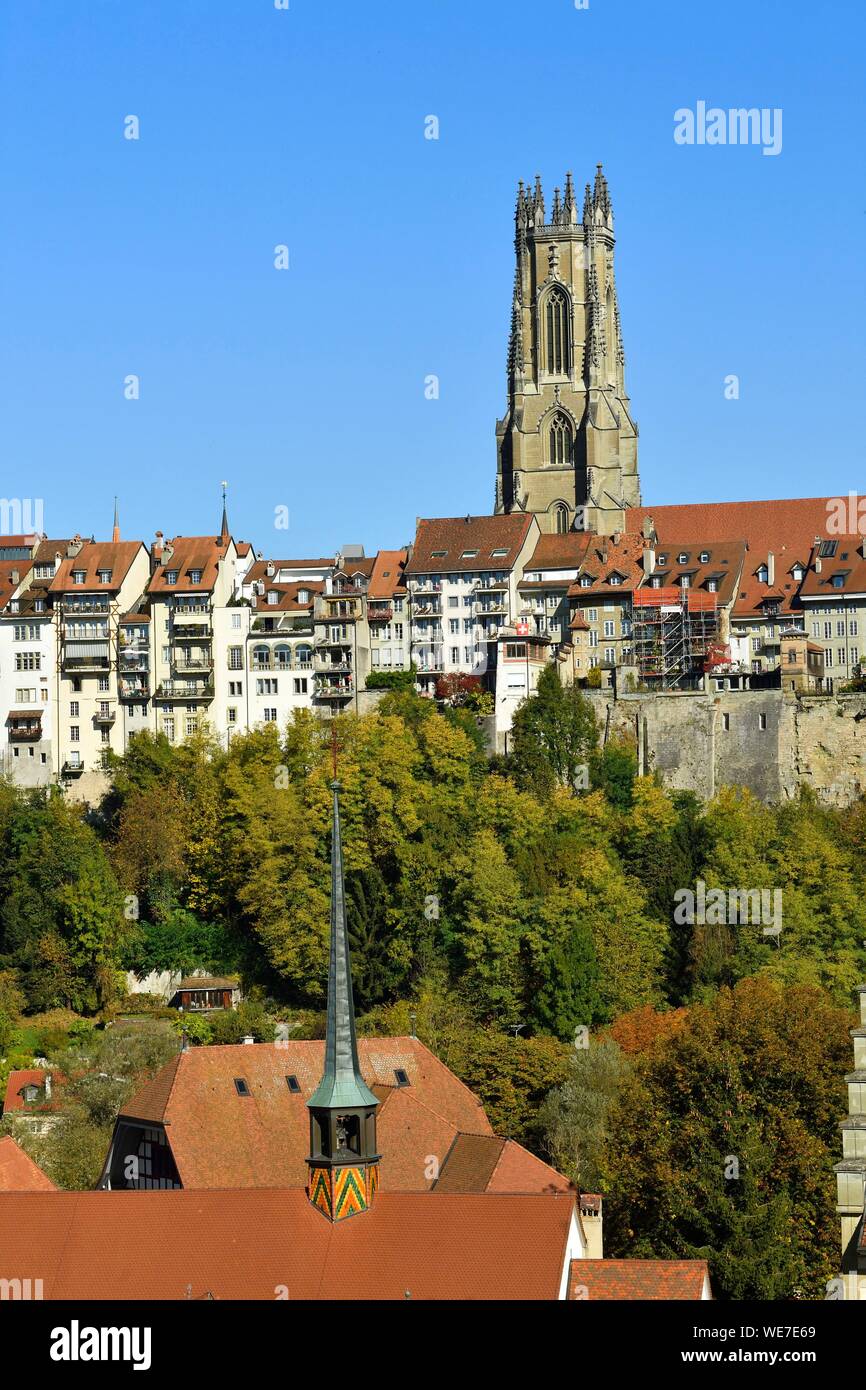 La Svizzera, nel Cantone di Friburgo, Friburgo, le fortificazioni e San Nicolas Cathedral Foto Stock