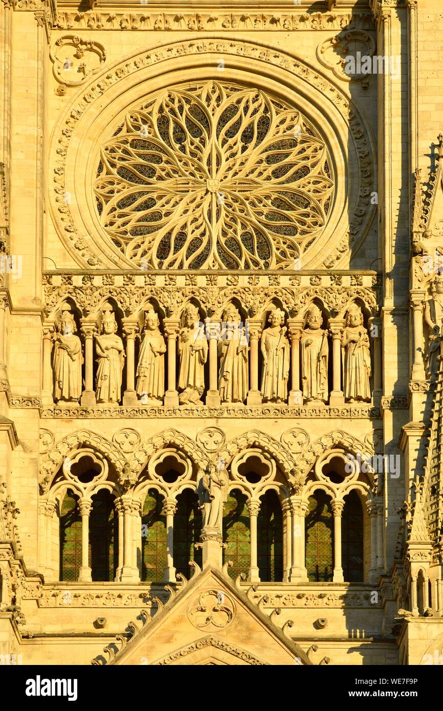 Francia, Somme, Amiens, la cattedrale di Notre Dame, gioiello dell'arte gotica, classificato come patrimonio mondiale dall'UNESCO, la facciata occidentale, galleria delle statue dei re sopra il 3 porches Foto Stock