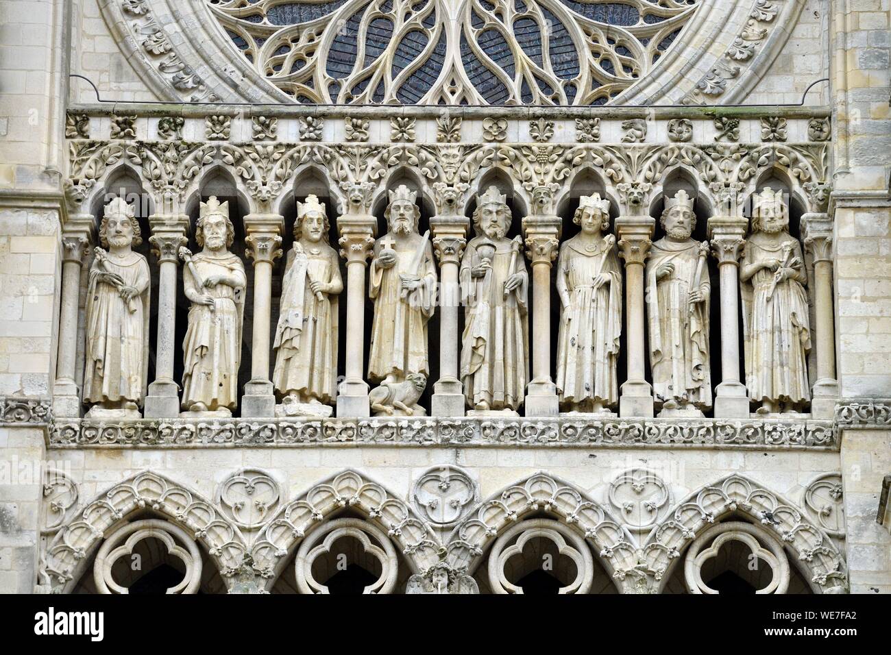 Francia, Somme, Amiens, la cattedrale di Notre Dame, gioiello dell'arte gotica, classificato come patrimonio mondiale dall'UNESCO, la facciata occidentale, galleria delle statue dei re sopra il 3 porches Foto Stock