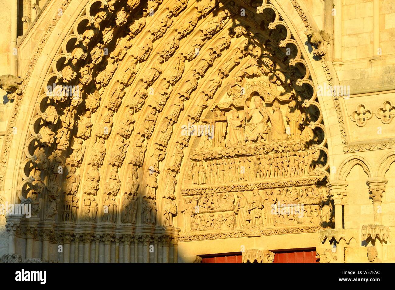 Francia, Somme, Amiens, la cattedrale di Notre Dame, gioiello dell'arte gotica, elencati come patrimonio mondiale dall' UNESCO, il portale centrale della facciata occidentale, l'ultima sentenza Foto Stock