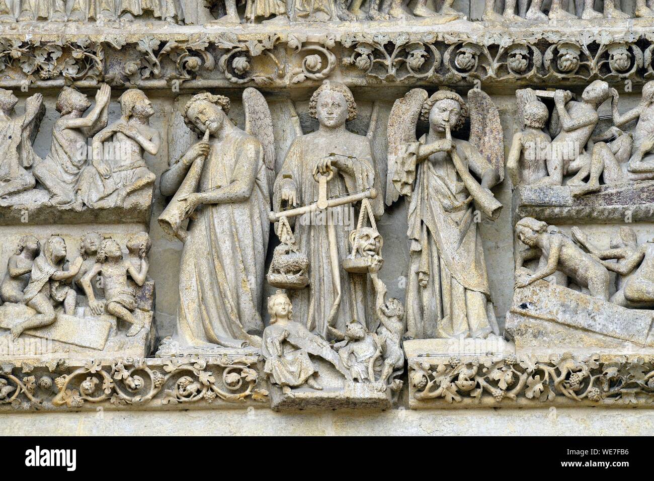 Francia, Somme, Amiens, la cattedrale di Notre Dame, gioiello dell'arte gotica, elencati come patrimonio mondiale dall' UNESCO, il portale centrale della facciata occidentale, l'ultima sentenza Foto Stock