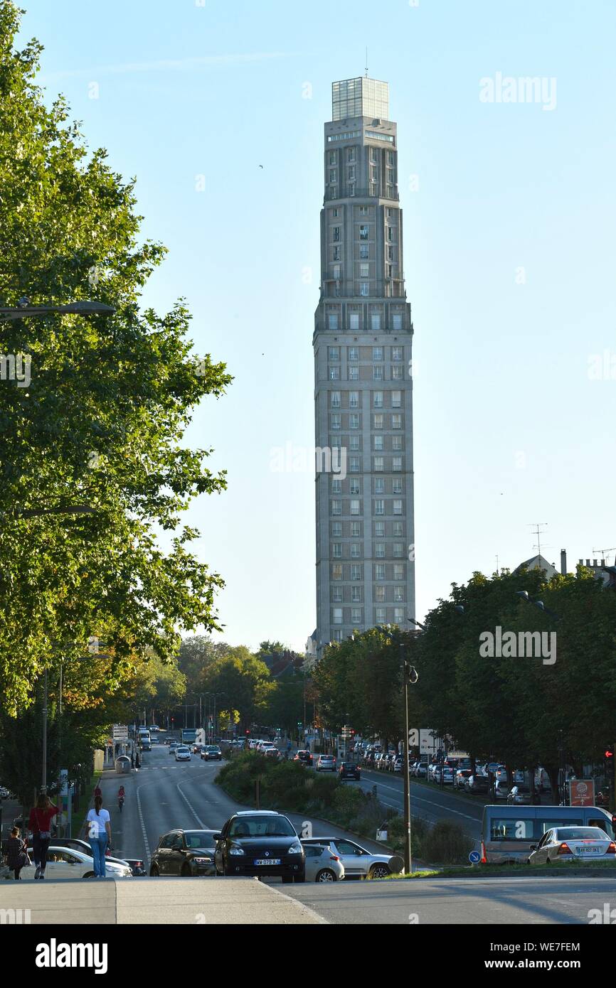 Francia, Somme, Amiens, Alsace Lorraine boulevard e Perret torre realizzata con cemento armato progettato dall architetto Auguste Perret, inaugurato nel 1952 Foto Stock