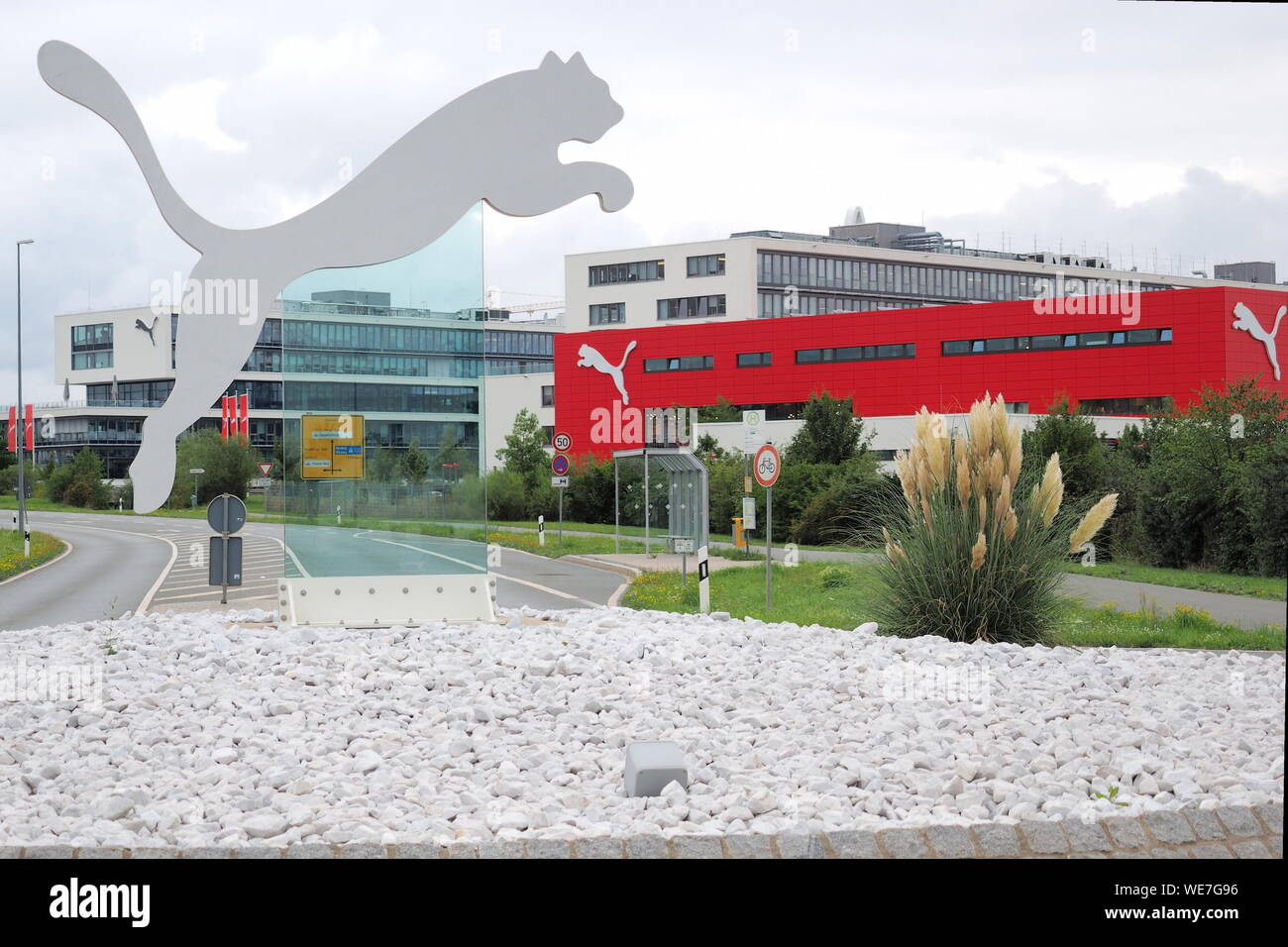 Herzogenaurach, Germania - 19 agosto 2019: Puma logo e la sede centrale del  global sports marchio Puma nel villaggio di Herzogenaurach Foto stock -  Alamy