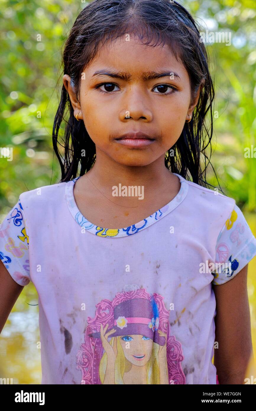 Cambogia, Kompong Thom, provincia di Kompong Thom o Kampong Thom, Ritratto di giovane ragazza Foto Stock