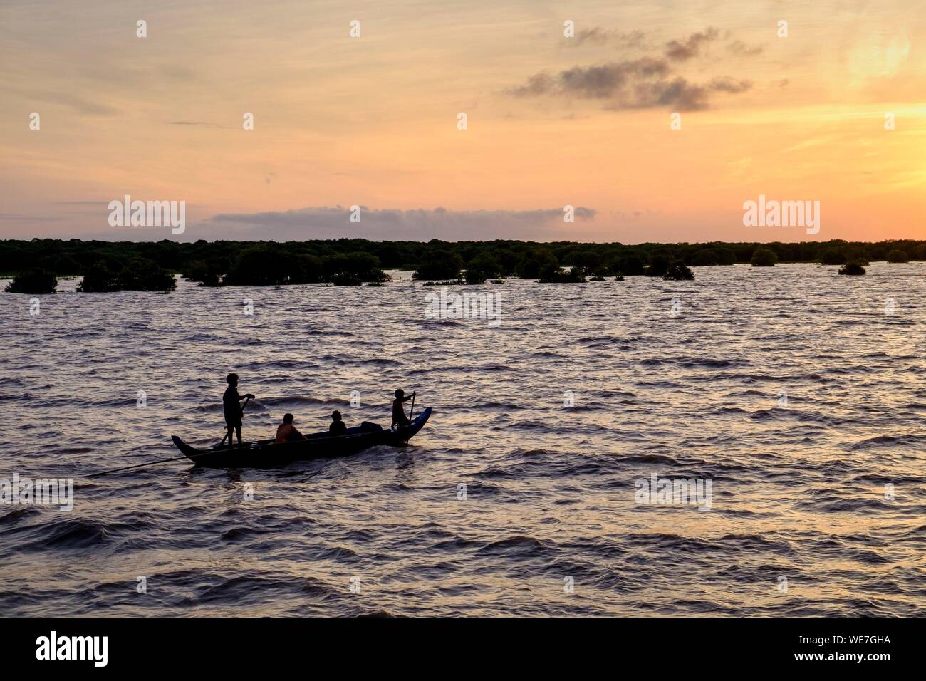 Cambogia, Kompong Phluc o Kampong Phluc, vicino a Siem Reap, pescatori vicino alla foresta allagata sulle rive del Tonlé Sap lago Foto Stock