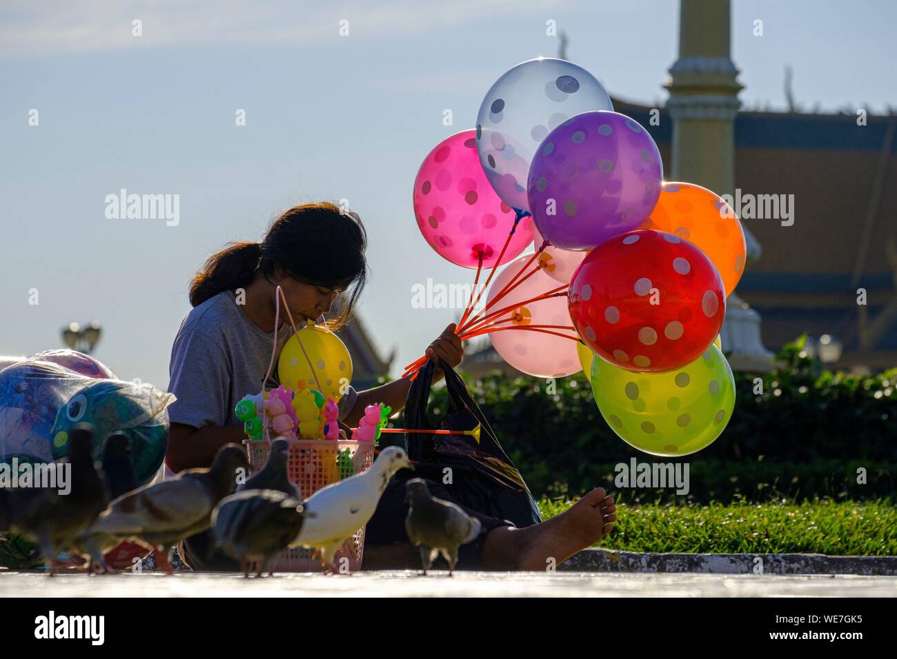 Cambogia, Phnom Penh, il palloncino venditore di fronte al Palazzo Reale Foto Stock