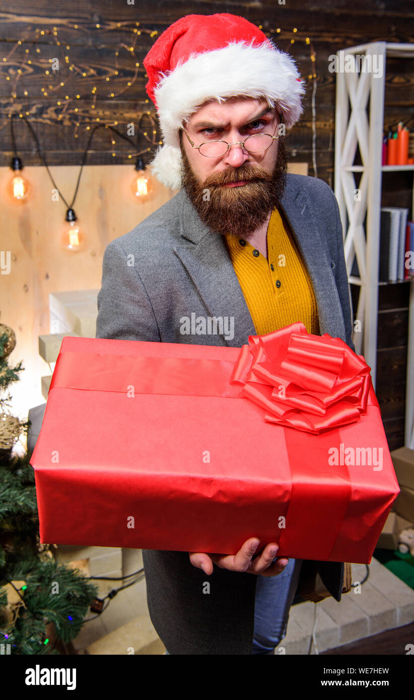 L'uomo santa hat fornire dono. Diffondere gioia e felicità. Barbuto Ragazzo  con occhiali portare presente casella. Consegna regalo di Natale. Servizio  di consegna a domicilio. Natale sta arrivando. Consegna dei regali. Santa