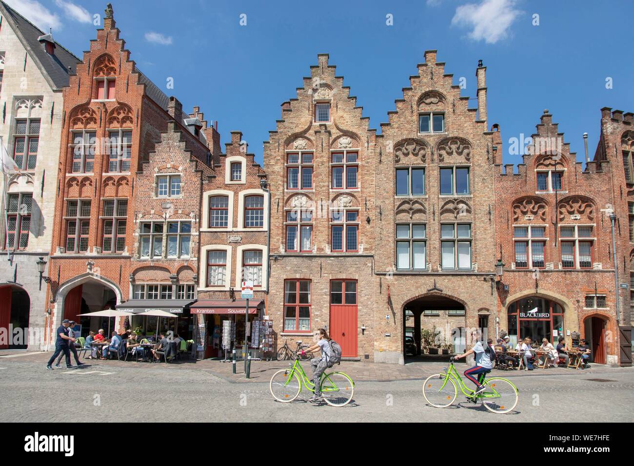 Belgio Fiandre Occidentali, Bruges, centro storico elencati come patrimonio mondiale dall' UNESCO, Jan Van Eyck square, facciate in mattoni con timpani con gradino Foto Stock