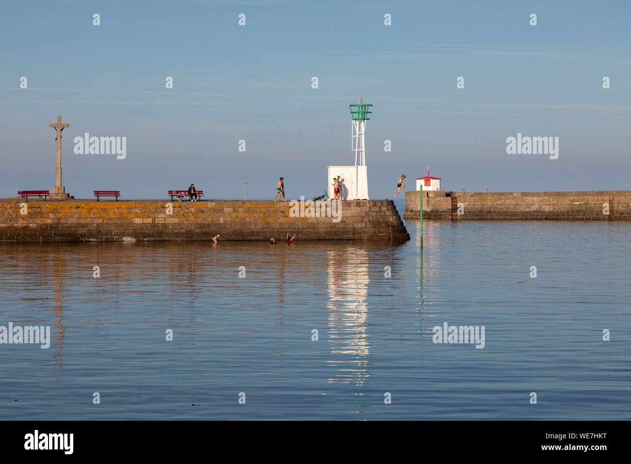 Francia, Manche, Cotentin, Barfleur, denominata Les Plus Beaux Villages de France (i più bei villaggi di Francia), il piccolo porto di pesca Foto Stock