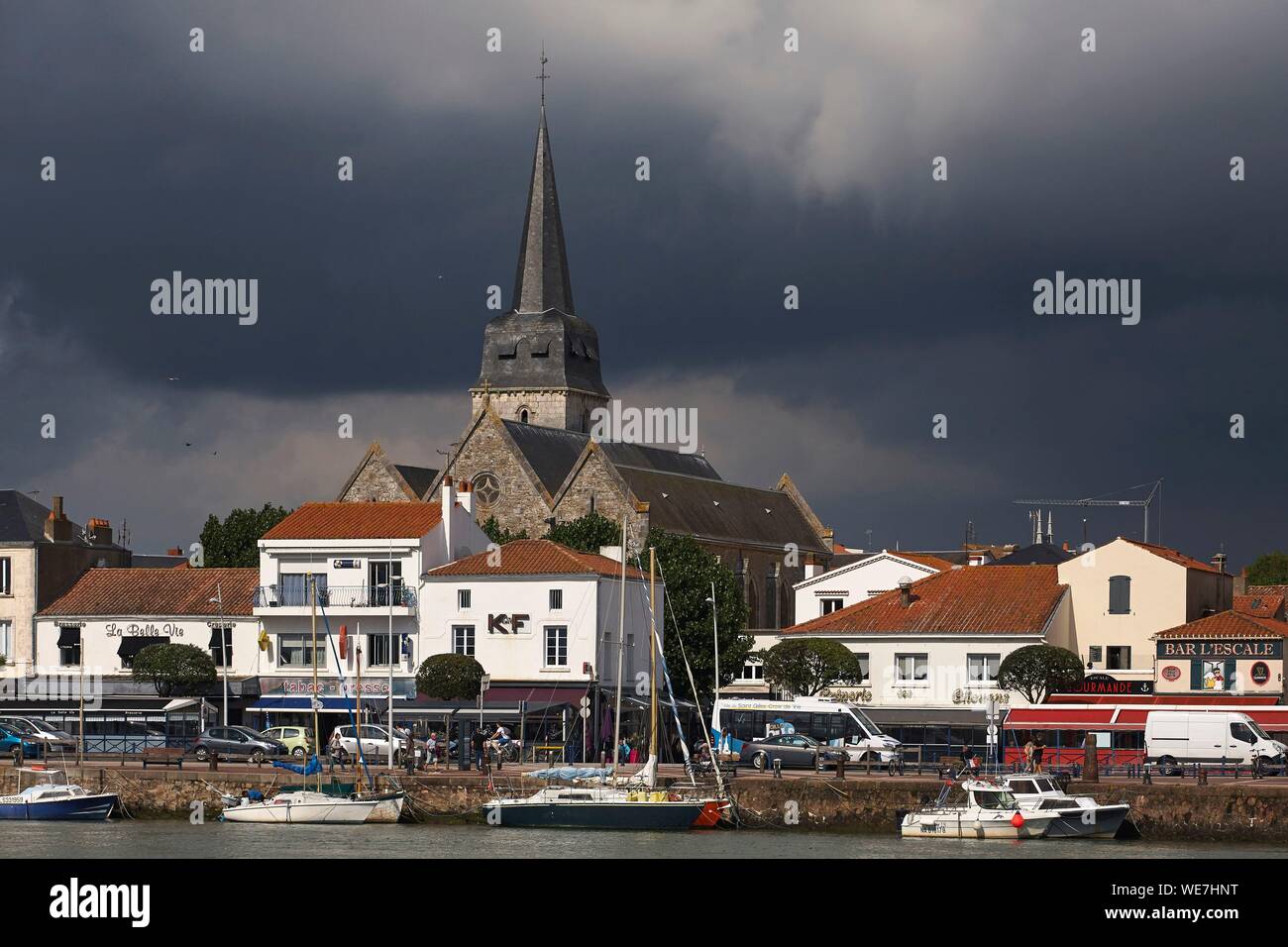 Francia, Vendee, Saint Gilles Croix de Vie, la St Gilles La chiesa e la porta Fidele quay sotto un cielo tempestoso Foto Stock