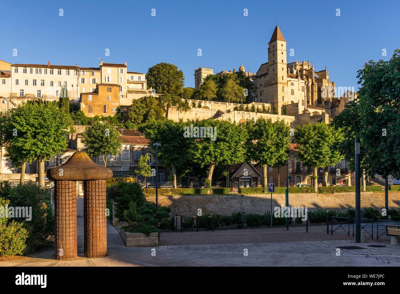 Francia, Gers , Auch, fermata su El Camino de Santiago, vista da Barbes square, scultura contemporanea L'Abri impossibile dell'artista Jaume da Plensa a Foto Stock