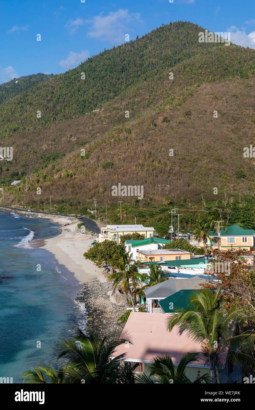 West Indies, Isole Vergini Britanniche, Tortola Island, vista di Cappoons Bay Beach, fra la spiaggia e la strada1 alcune case Foto Stock