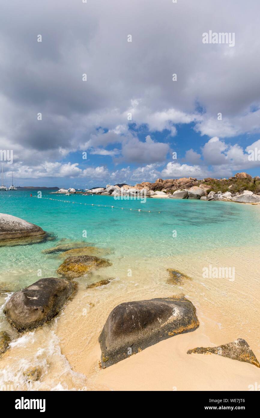 West Indies, Isole Vergini Britanniche, Virgin Gorda Isola, bagni, vista la spiaggia balneare, barche a vela e barche a motore all'ancoraggio, in primo piano le tipiche rocce che circondano le paradisiache area nuoto Foto Stock