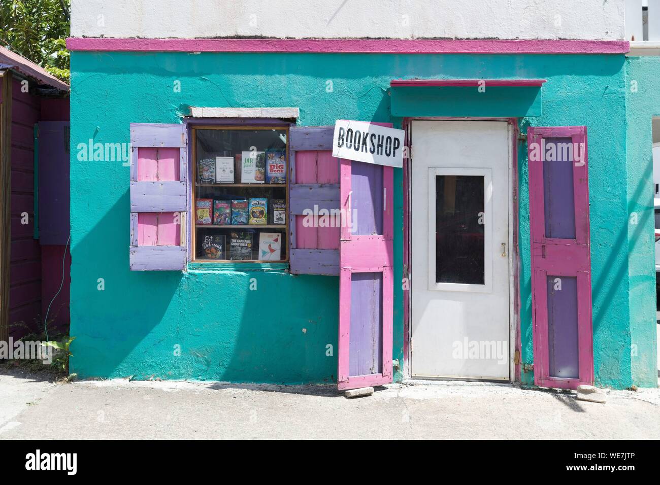 West Indies, Isole Vergini Britanniche, Tortola Island, Tortola, una piccola biblioteca con molto le pareti colorate Foto Stock