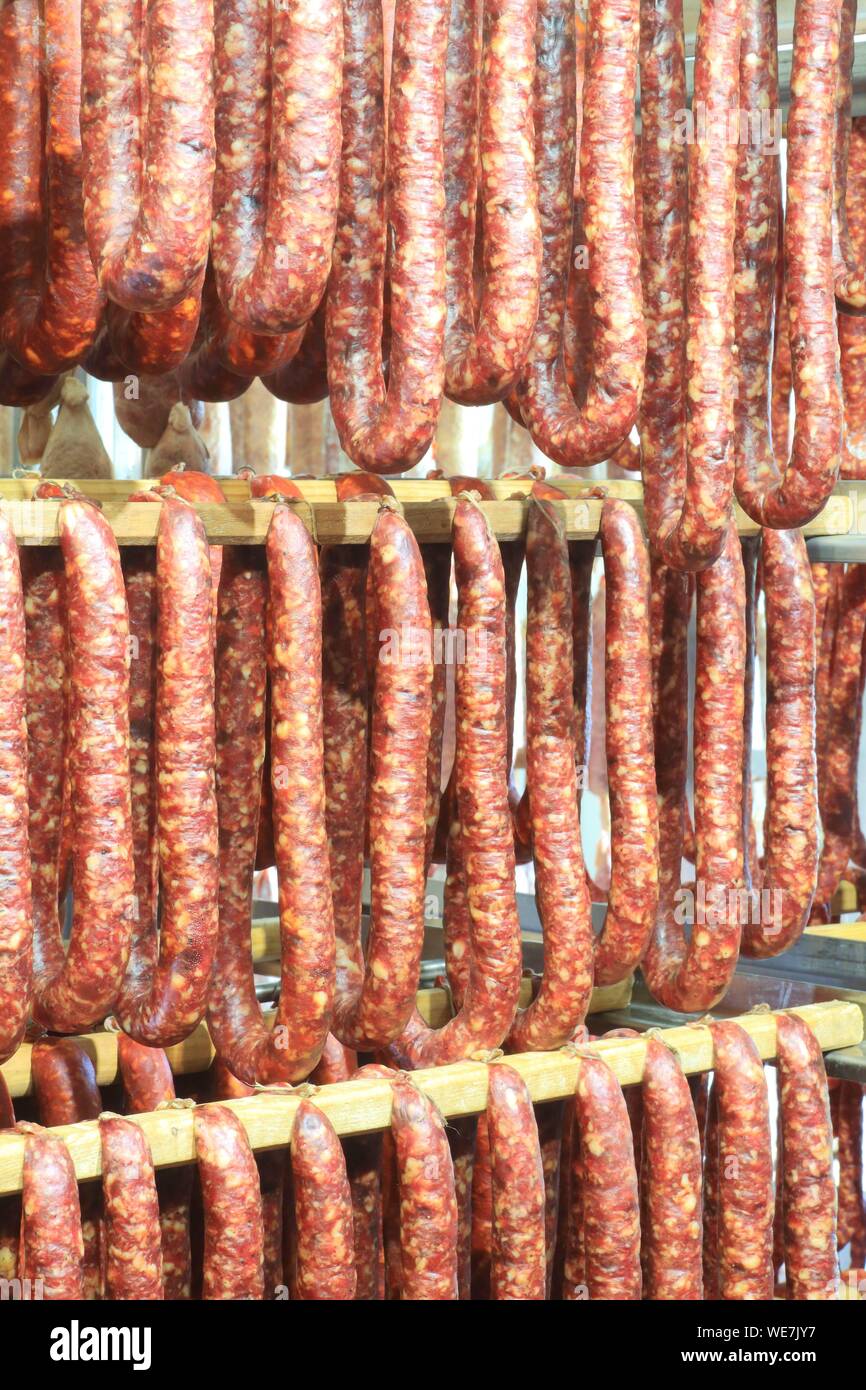 Francia, Tarn, Murat sur Vebre, Millas salumi, paese salsiccia di fegato essiccatore realizzato da Apalhat la carne di maiale e fegato Foto Stock