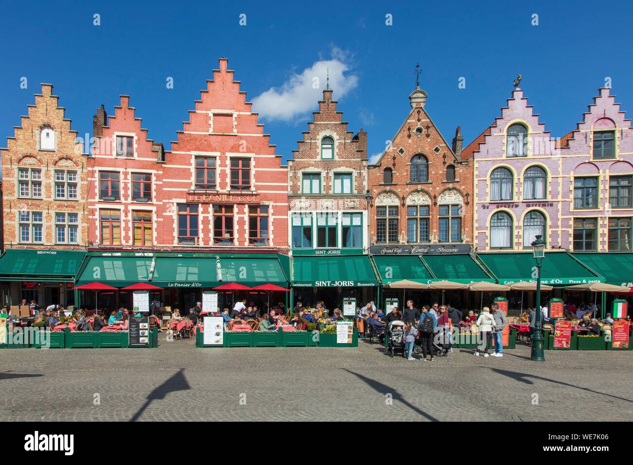 Belgio Fiandre Occidentali, Bruges, centro storico sono classificati come patrimonio mondiale dall' UNESCO, il Grand Place, il ristorante Le Terrazze e casa a capanna Foto Stock