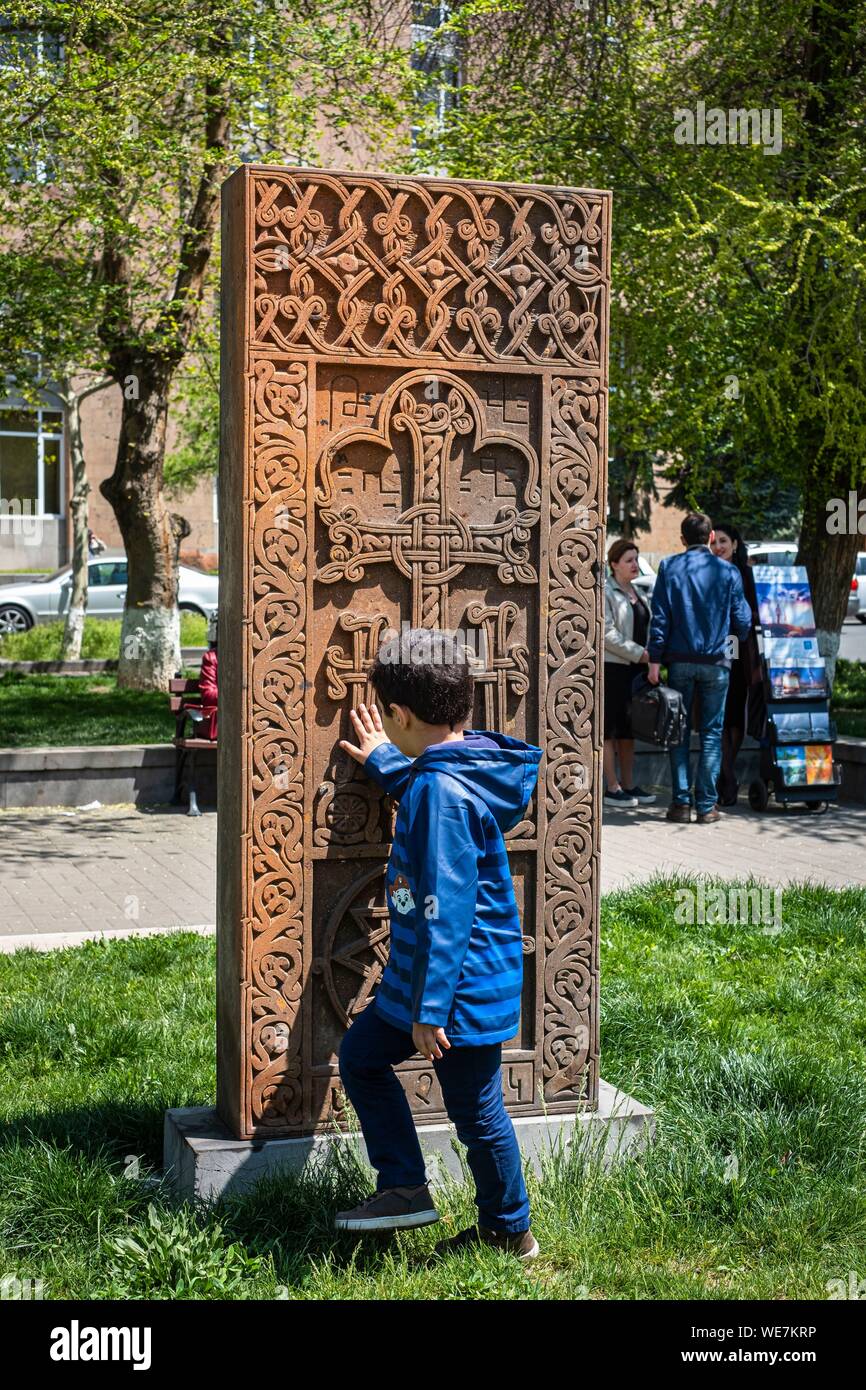 Armenia, Yerevan, open-air mostra chiamata genocidio culturale : simbolo di Khachkars (cross pietre scolpite memorial stele) nel parco situato in corrispondenza della giunzione di Nalbandyan e strade Hanrapetutyan Foto Stock