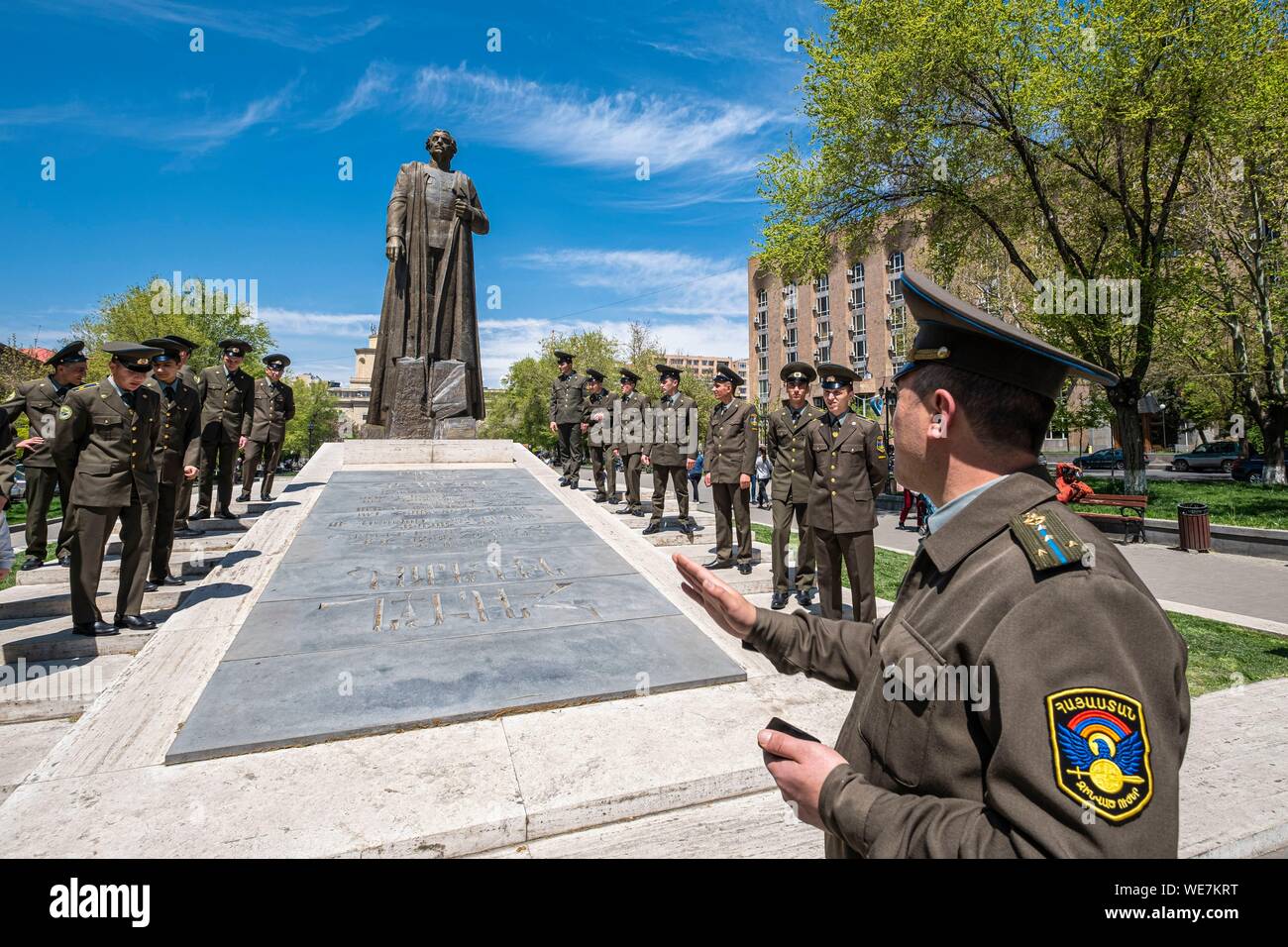 Armenia, Yerevan, Hanrapetutyan Street, militari membri di fronte Garegin Nzhdeh statua, uomo politico armeno, filosofo e rivoluzionario Foto Stock