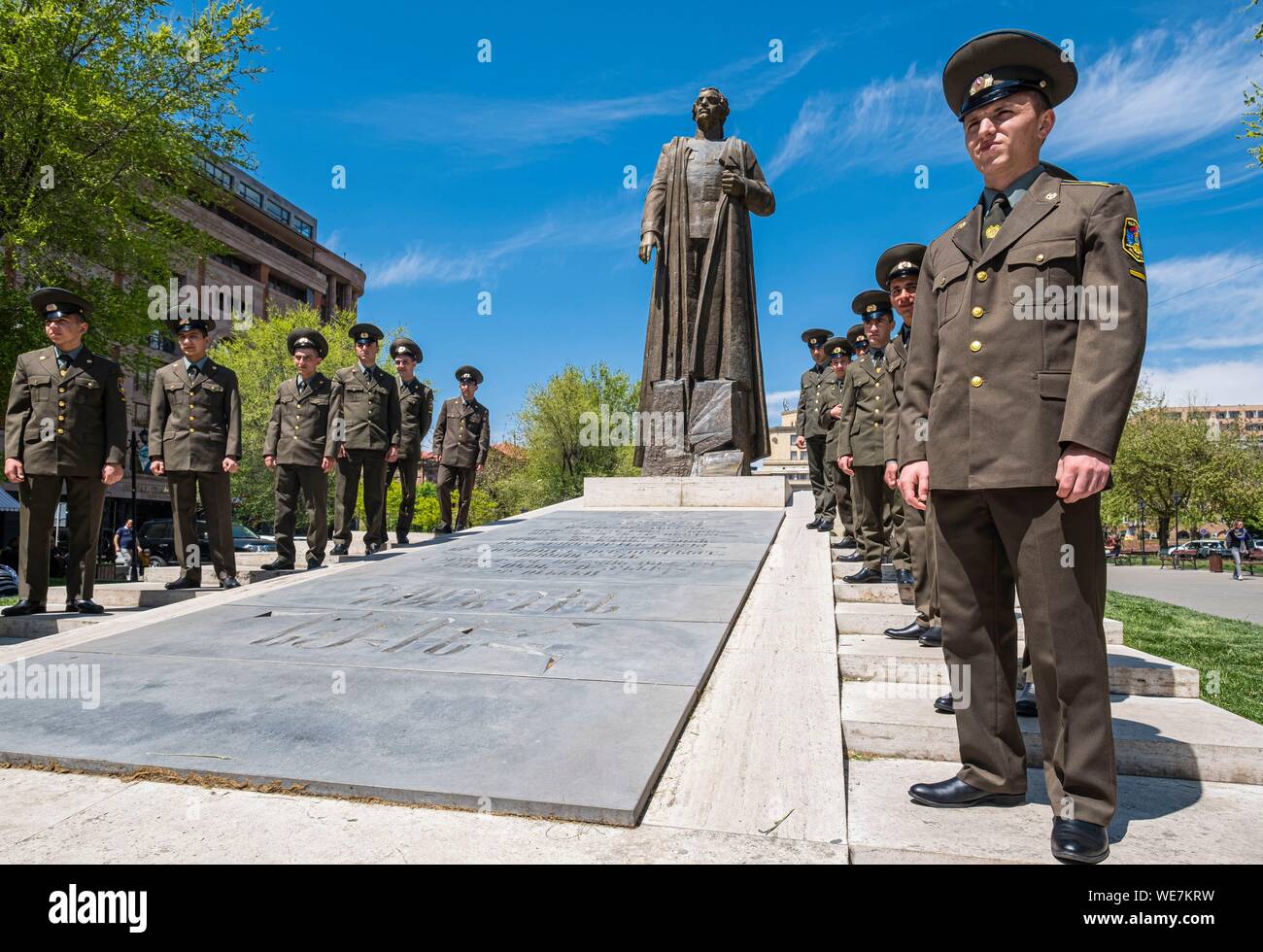 Armenia, Yerevan, Hanrapetutyan Street, militari membri di fronte Garegin Nzhdeh statua, uomo politico armeno, filosofo e rivoluzionario Foto Stock