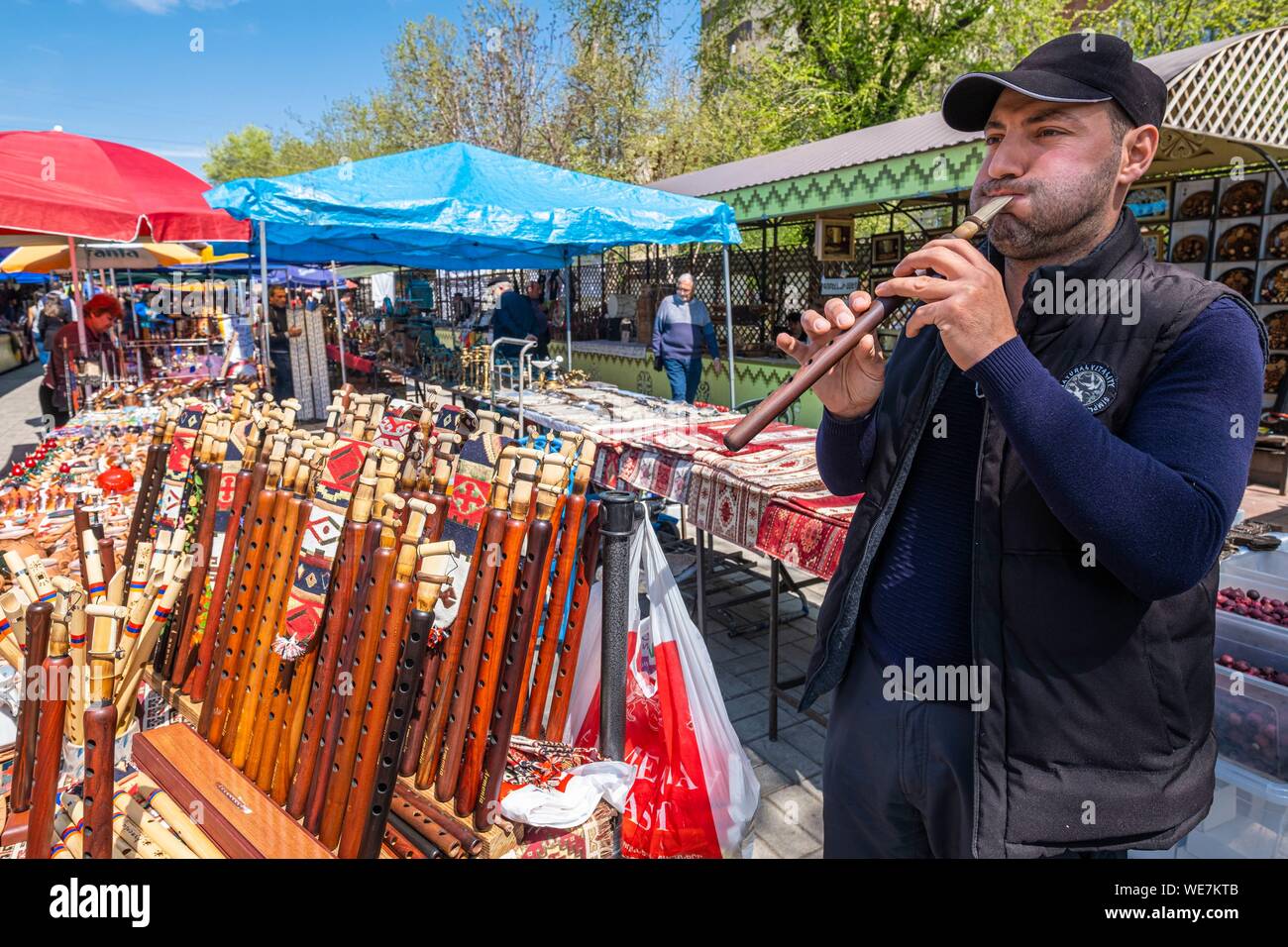 Armenia, Yerevan, Vernissage, open-air mostra-mercato funzionamento durante i fine settimana, la vendita di duduk, oboe principalmente svolto nel Caucaso e uno dei simboli della musica armena Foto Stock