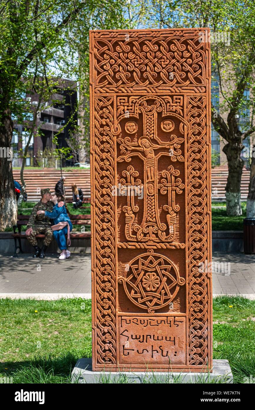 Armenia, Yerevan, open-air mostra chiamata genocidio culturale : simbolo di Khachkars (cross pietre scolpite memorial stele) nel parco situato in corrispondenza della giunzione di Nalbandyan e strade Hanrapetutyan Foto Stock