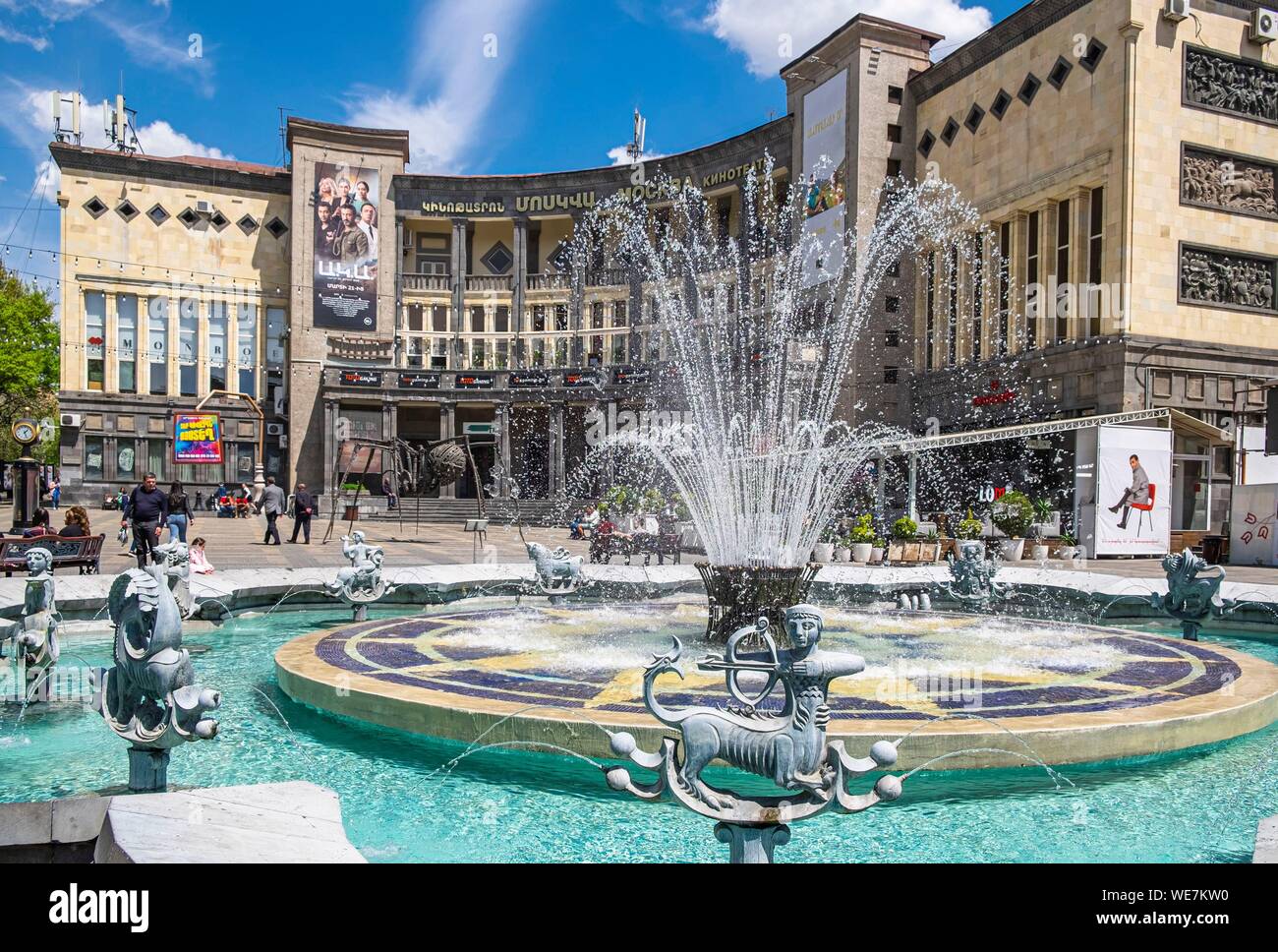 Armenia, Yerevan, Charles Aznavour square e a Mosca il cinema in background Foto Stock