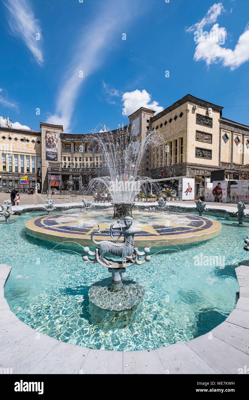 Armenia, Yerevan, Charles Aznavour square e a Mosca il cinema in background Foto Stock