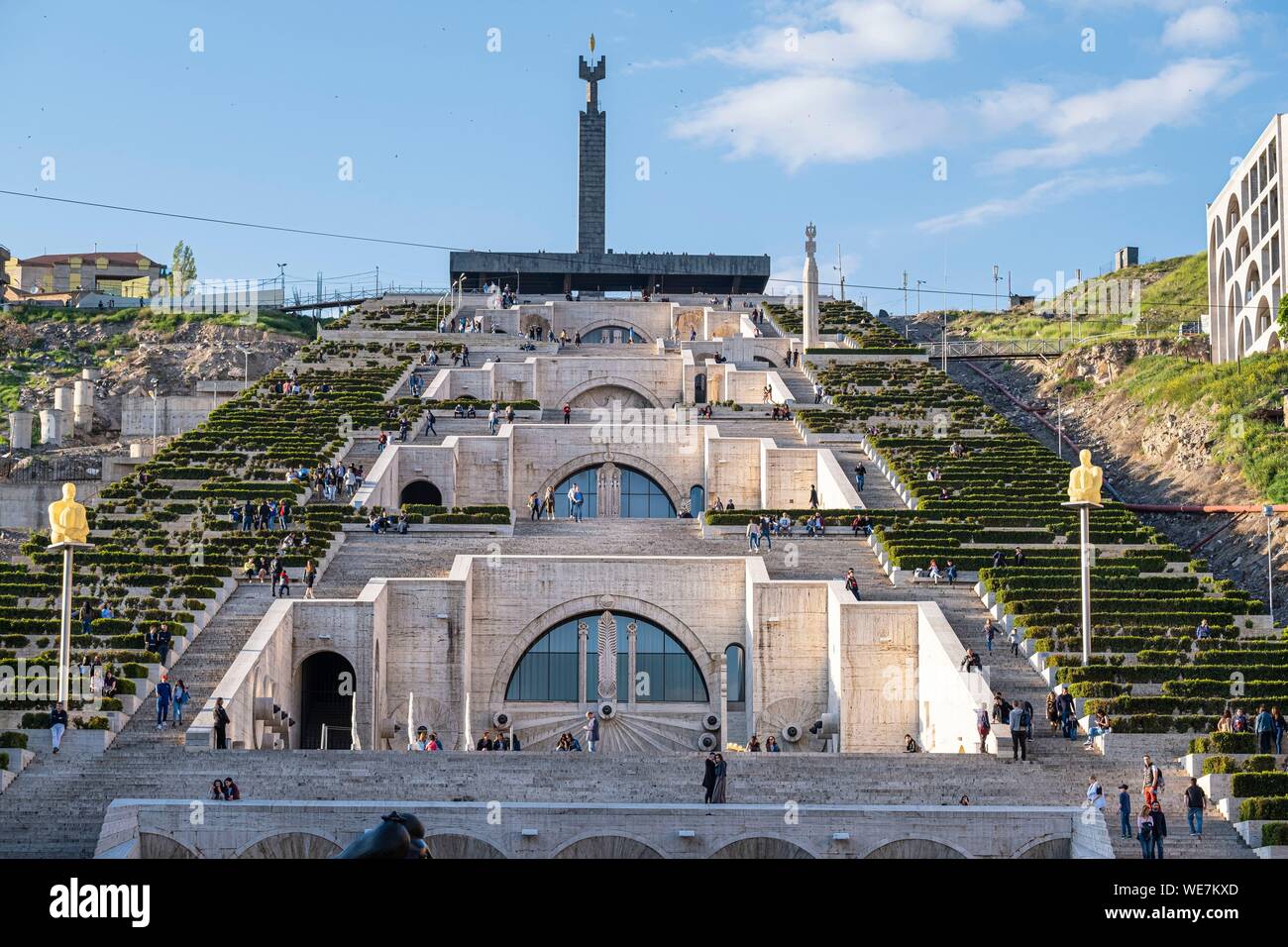 Armenia, Yerevan, la cascata costruito negli anni settanta, enorme scalinata di 572 gradini con giardini terrazzati, fontane e sculture che offrono una vista sulla città e sul Monte Ararat Foto Stock