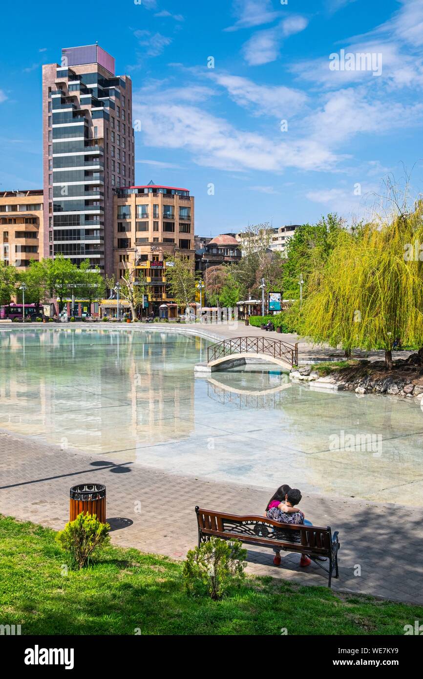 Armenia, Yerevan, piazza della Libertà e il lago dei cigni Foto Stock