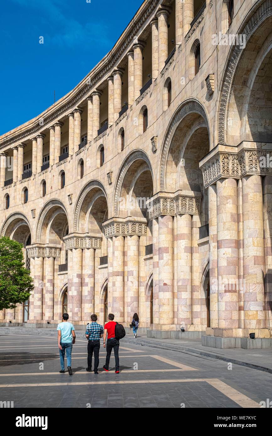 Armenia, Yerevan, Piazza della Repubblica, edificio che ospita diversi ministeri Foto Stock
