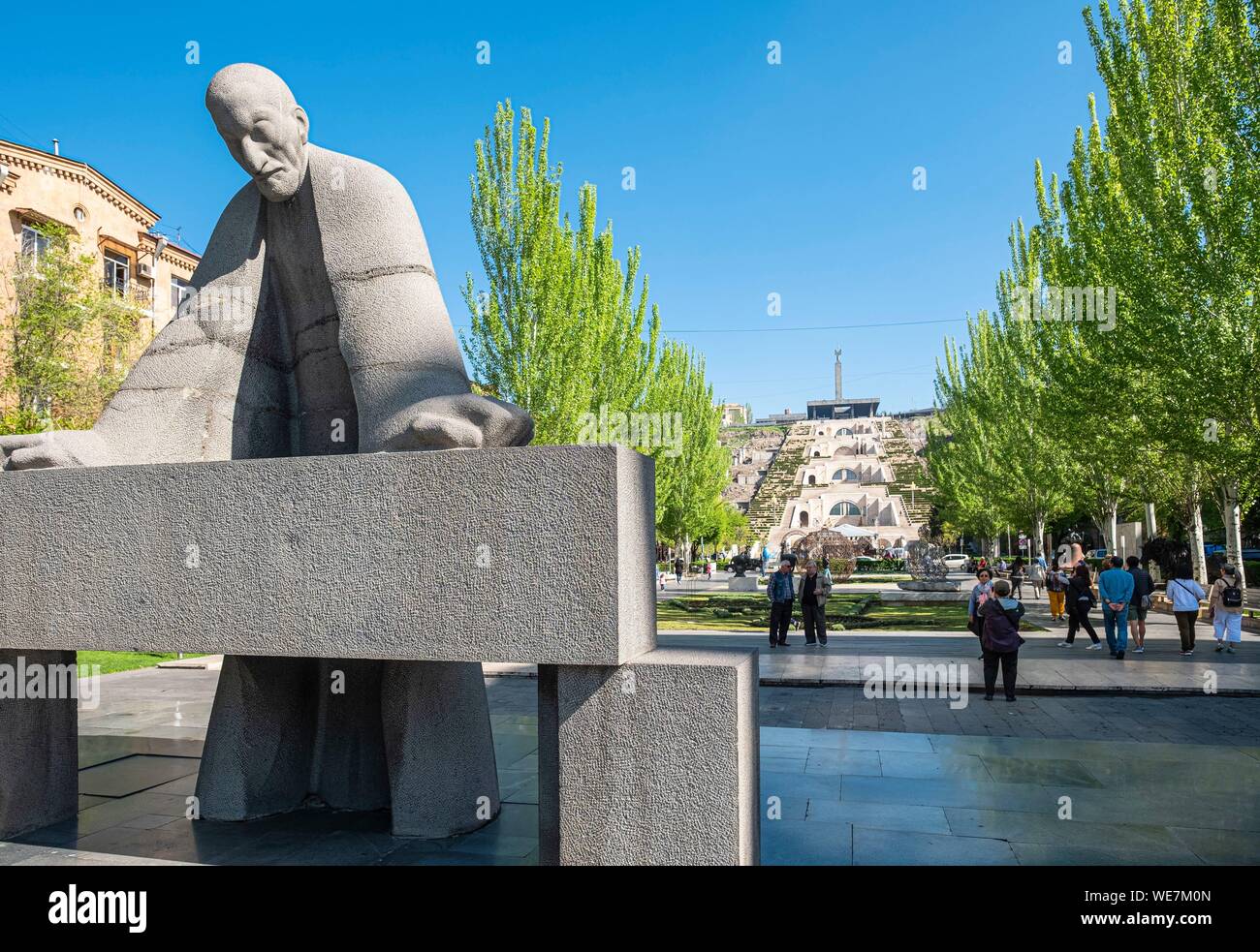 Armenia, Yerevan, Alexander Tamanyan Park ai piedi della Cascata, enorme scalinata di 572 gradini che offre una vista sulla città e sul Monte Ararat, Alexander Tamanyan statua Foto Stock