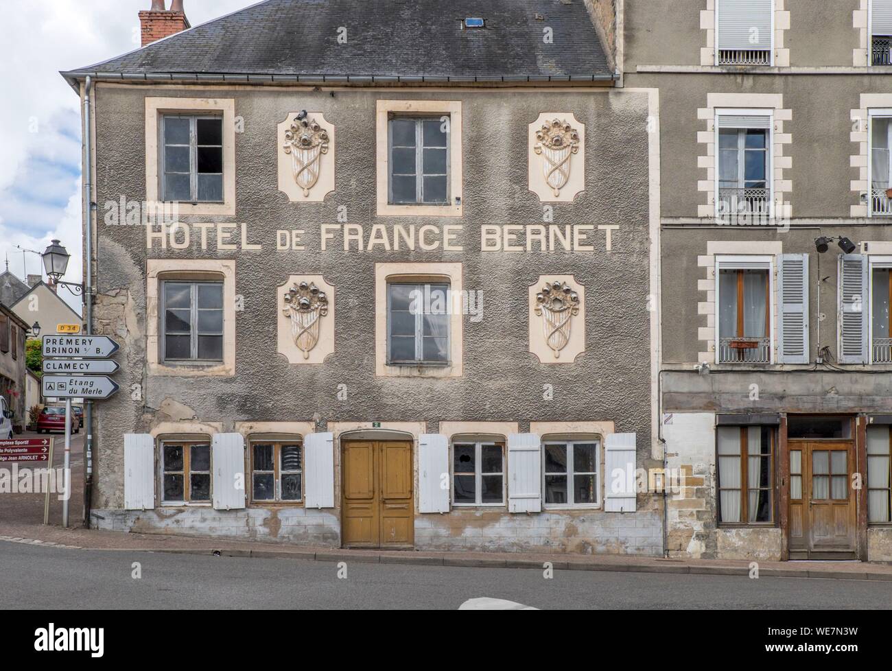 Francia, Nièvre, Saint Saulge, vecchio hotel Foto Stock