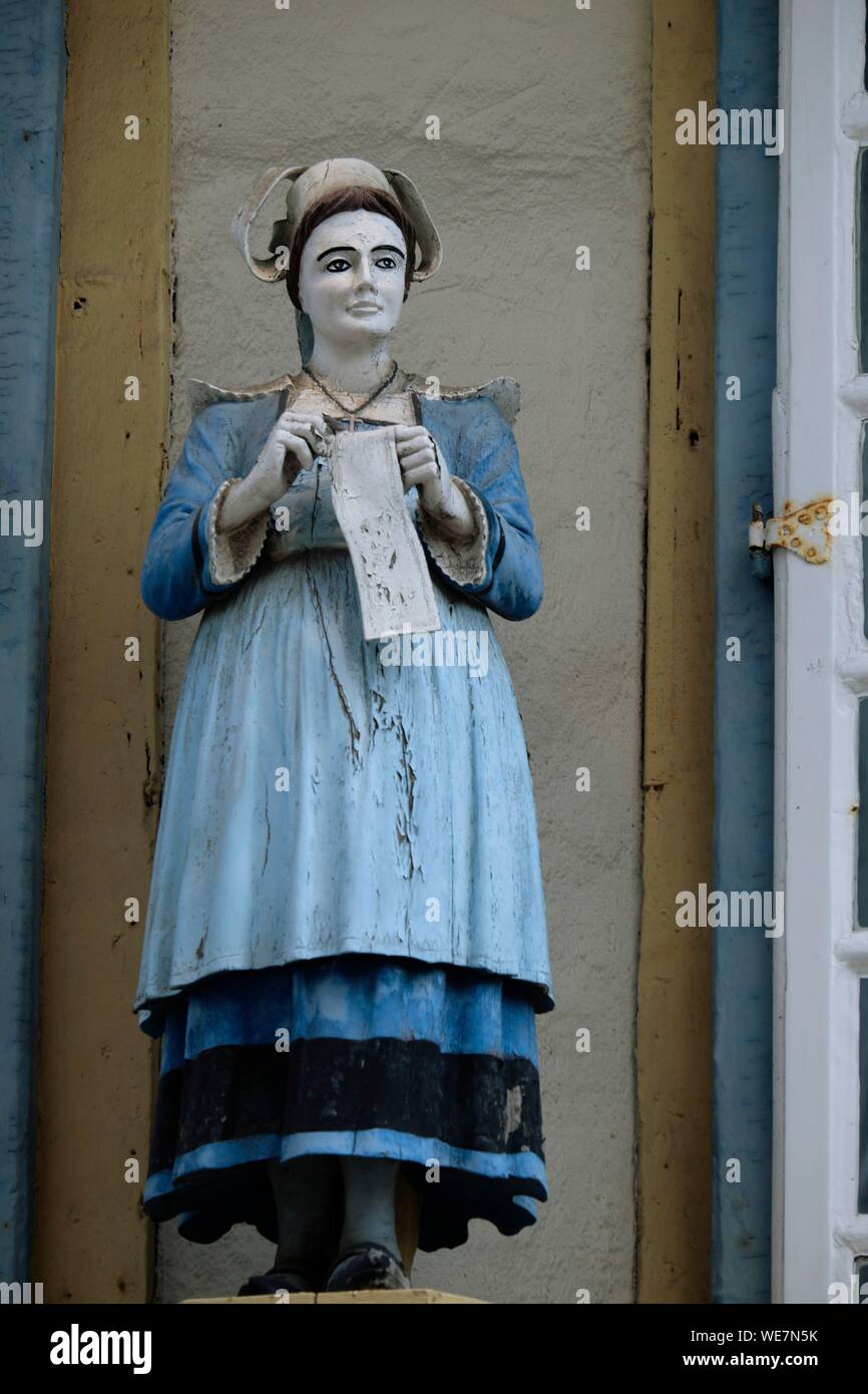 Francia, Finisterre, Quimper, Rue Kereon, casa in legno e muratura, scultura, carattere Foto Stock