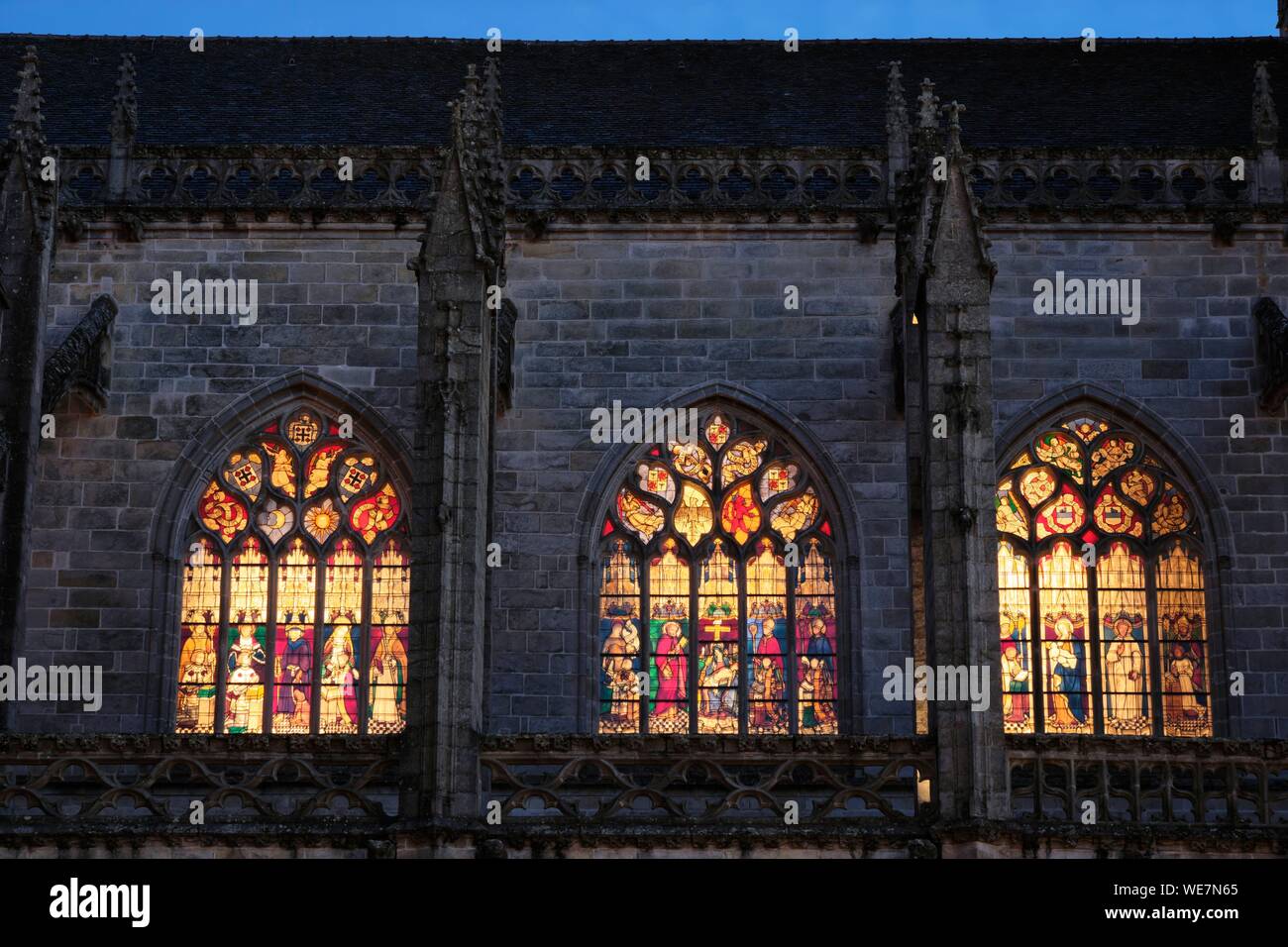 Francia, Finisterre, Quimper, Place Saint Corentin, Saint Corentin cattedrale del XIII secolo, lato sud, finestre di vetro macchiate, illuminazioni di sera Foto Stock