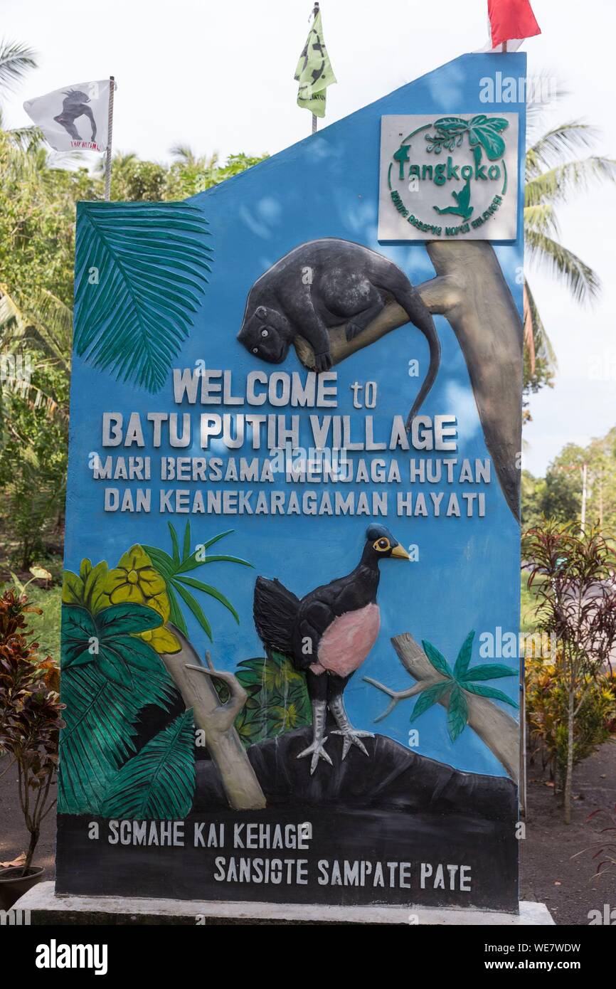 Indonesia, Celebes, Sulawesi, Tangkoko National Park, segno all'ingresso del villaggio di Tangkoko Foto Stock